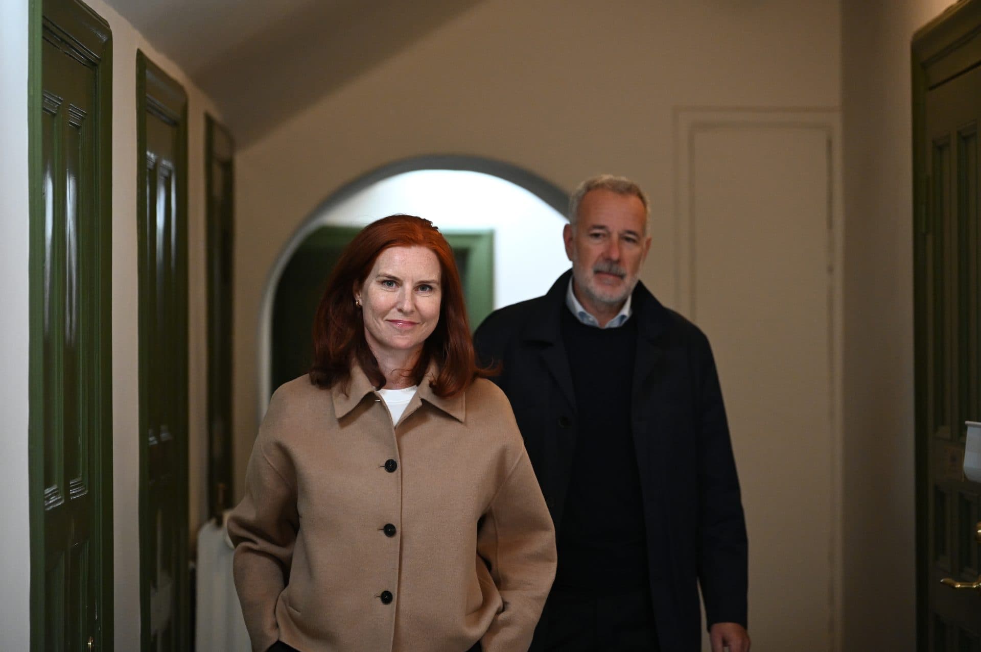 Hanne och Harry går i korridor