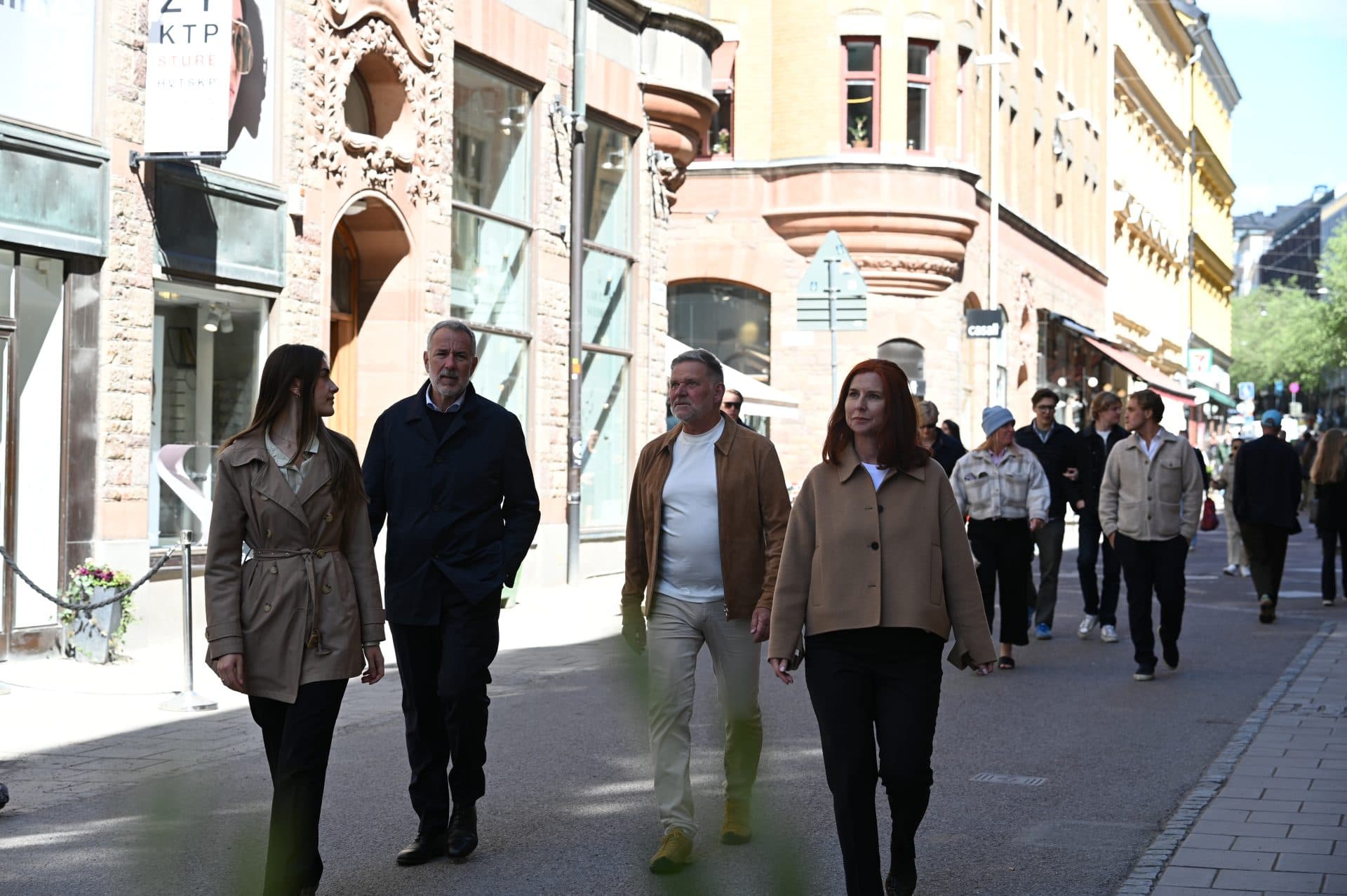 Rubino Rekryterings rekryterare går en promenad på Grev Turegatan